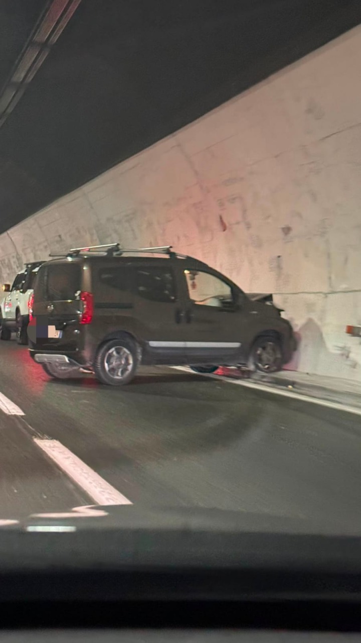 A12: incidente in galleria tra Recco e Rapallo