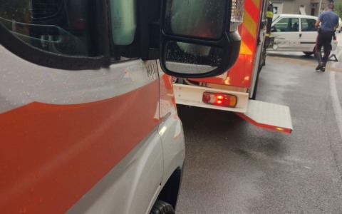 San Colombano Certenoli, auto fuori strada in via Garibaldi