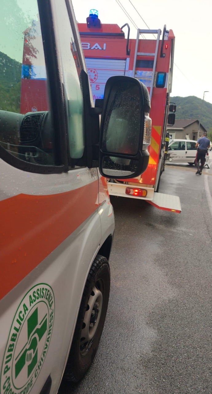 San Colombano Certenoli, auto fuori strada in via Garibaldi