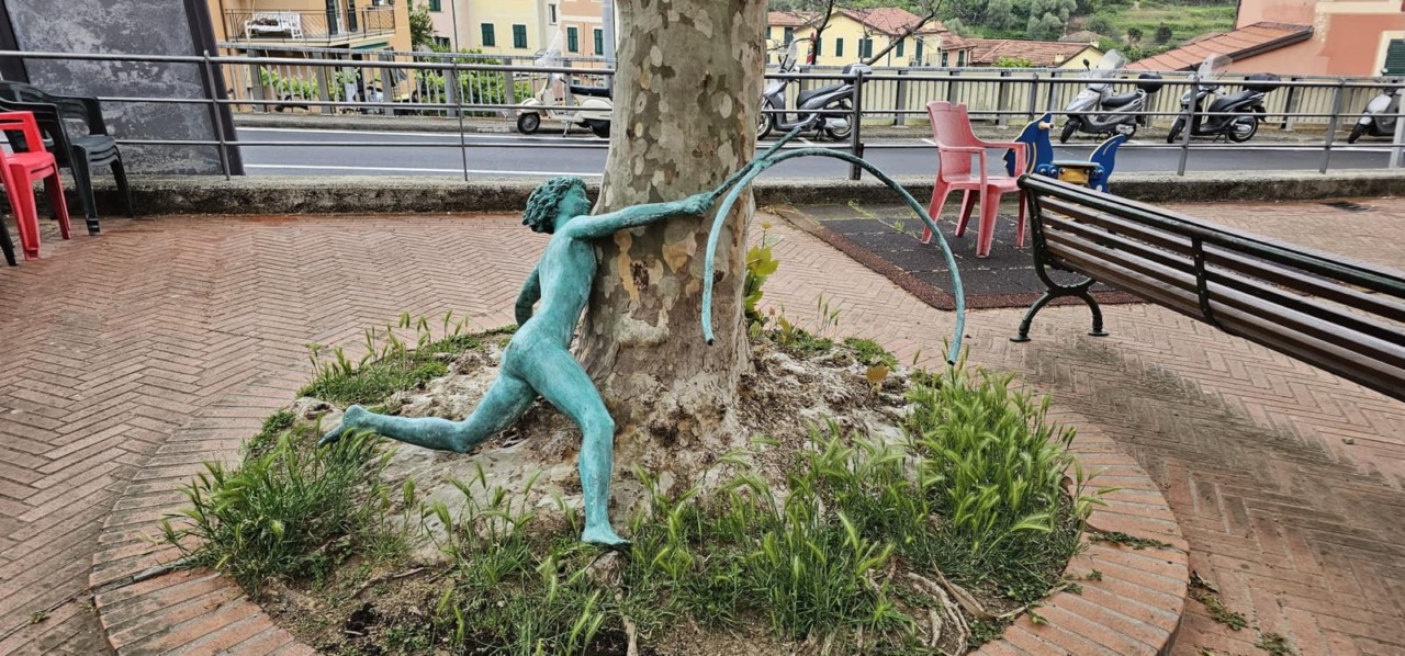 Sestri Levante, i responsabili del danneggiamento della statua dedicata a Guareschi pagano i danni