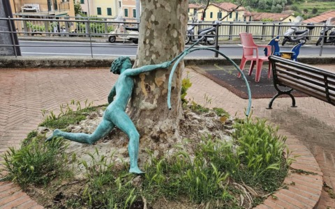 Sestri Levante, i responsabili del danneggiamento della statua dedicata a Guareschi pagano i danni