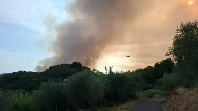 Vasto incendio in alta Val di Vara