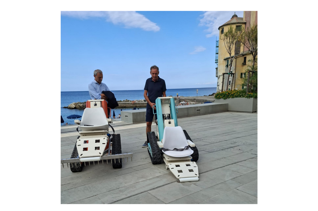 Camogli: inaugurate le due sedie semoventi cingolate che consentono l’accesso sicuro al mare alle persone con disabilità