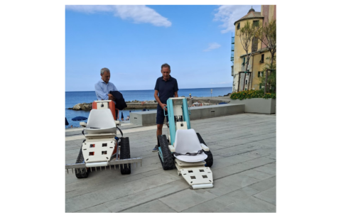 Camogli: inaugurate le due sedie semoventi cingolate che consentono l’accesso sicuro al mare alle persone con disabilità
