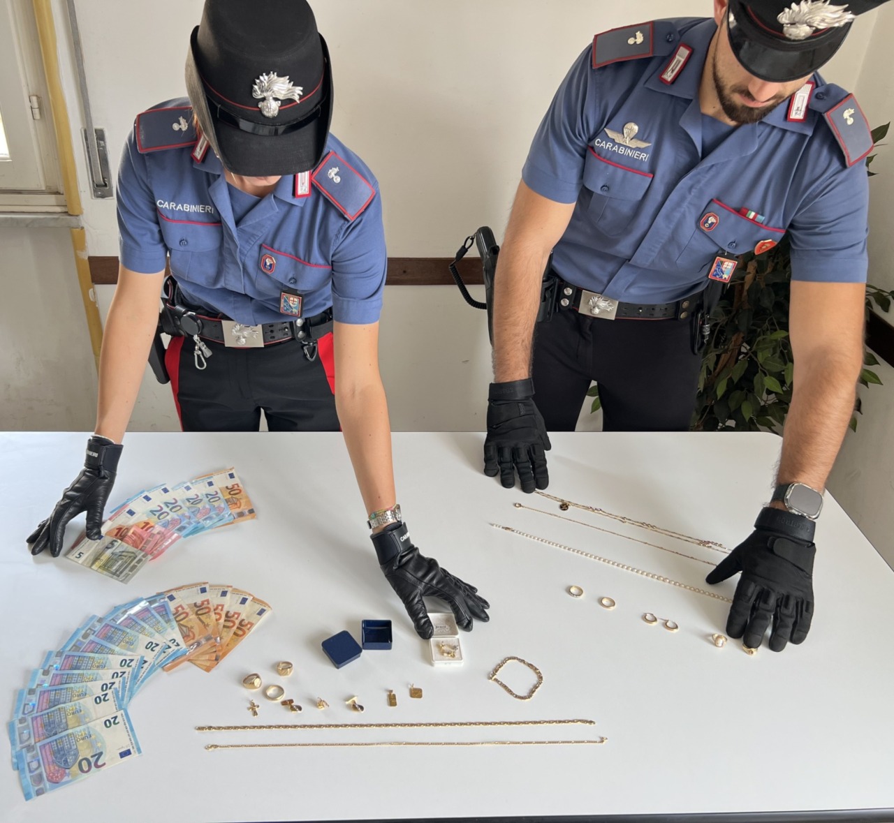 Finto carabiniere truffa un 71enne a Rapallo: arrestati due uomini