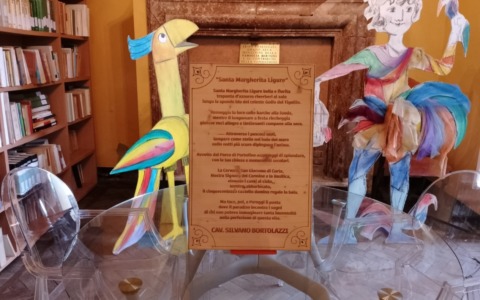 Una targa del poeta Silvano Bortolazzi collocata nel salone principale di Villa Nido a Santa