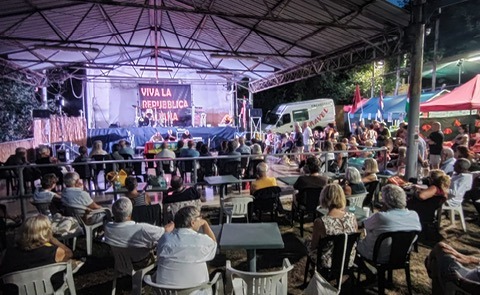 Estate Rossa a Rapallo, piazzale gremito per il confronto con don Jacopo De Vecchi tra Costituzione, diritti e comunità