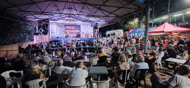 Estate Rossa a Rapallo, piazzale gremito per il confronto con don Jacopo De Vecchi tra Costituzione, diritti e comunità