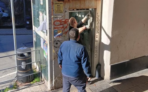 Dopo quasi 10 anni di fermo, torna operativo l’ascensore che unisce via Mameli alla stazione