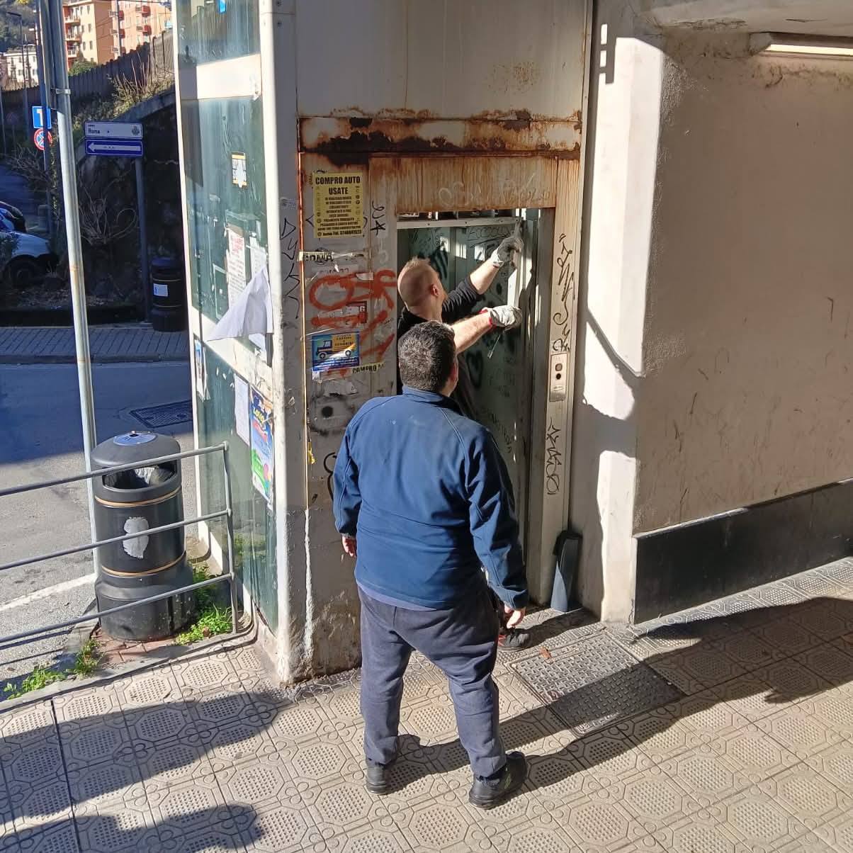 Dopo quasi 10 anni di fermo, torna operativo l’ascensore che unisce via Mameli alla stazione