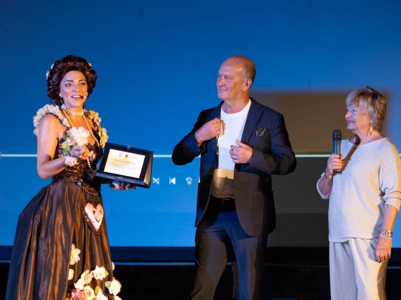 Festival di Valle Christi a Rapallo, il Comune consegna una targa a Beatrice Schiaffino