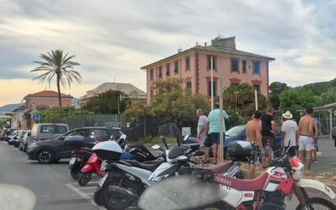 Aveva una valigia contenente la refurtiva dei bagnanti, inseguito e arrestato un 27enne