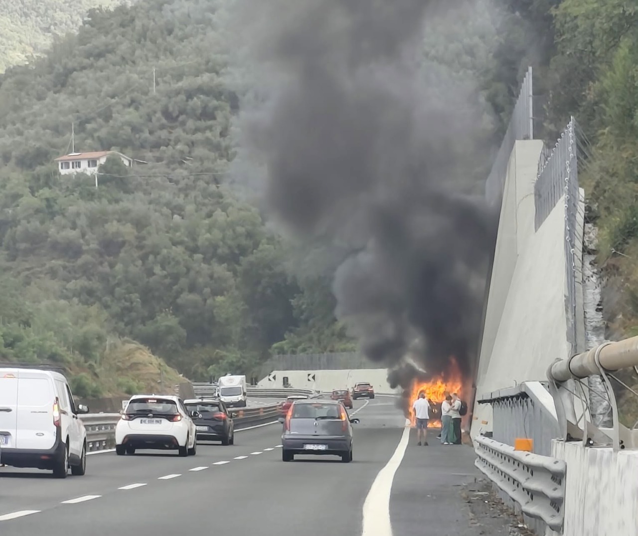 Auto in fiamme sull’A12, illesi gli occupanti
