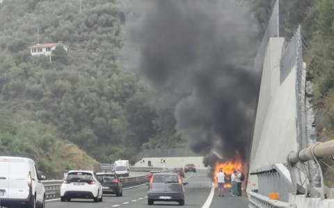 Auto in fiamme sull’A12, illesi gli occupanti