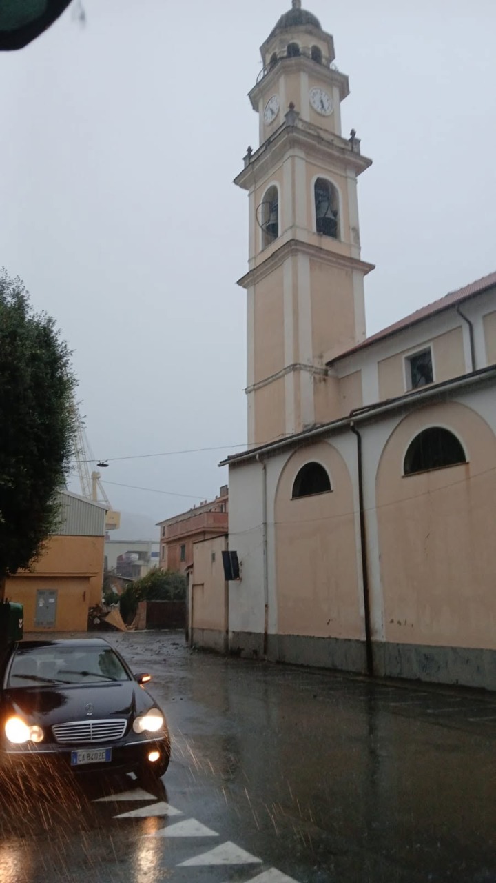 Un fulmine ha colpito il campanile della chiesa di Riva, canonica interdetta per sicurezza
