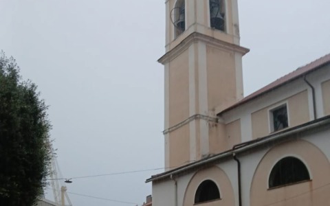 Un fulmine ha colpito il campanile della chiesa di Riva, canonica interdetta per sicurezza