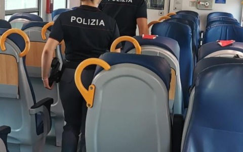 Ruba con la tecnica dello “scambio dello zaino”, denunciato per ricettazione
