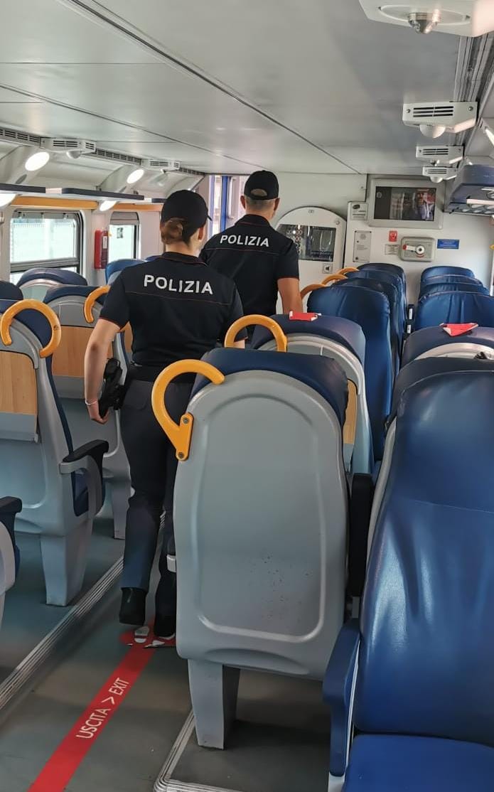 Ruba con la tecnica dello “scambio dello zaino”, denunciato per ricettazione
