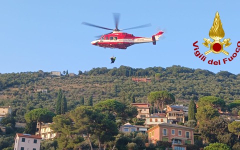 Donna cade tra le rocce e finisce in mare, soccorsa a Sori