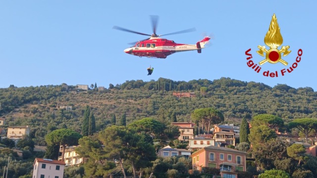Donna cade tra le rocce e finisce in mare, soccorsa a Sori