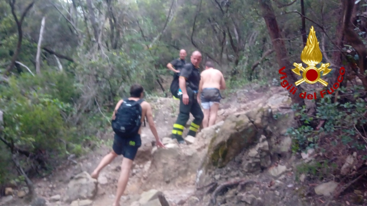 Escursionisti in difficoltà a Punta Manara soccorsi dai vigili del fuoco di Chiavari