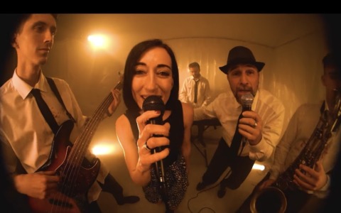 “Splendido splendente” in versione ska conquista Donatella Rettore