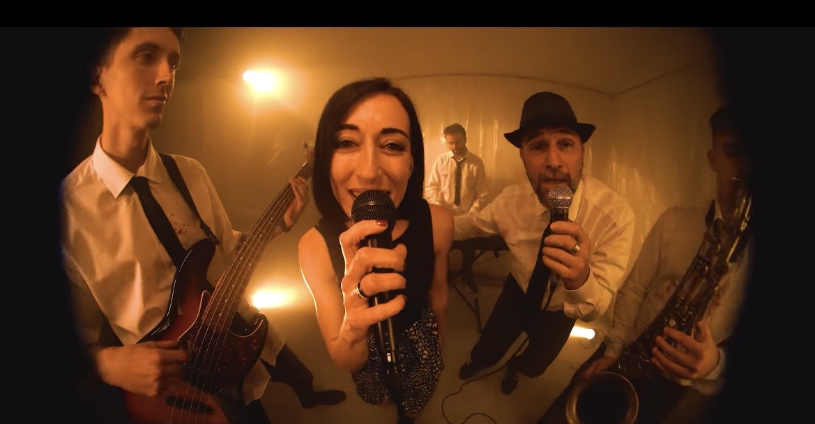 “Splendido splendente” in versione ska conquista Donatella Rettore