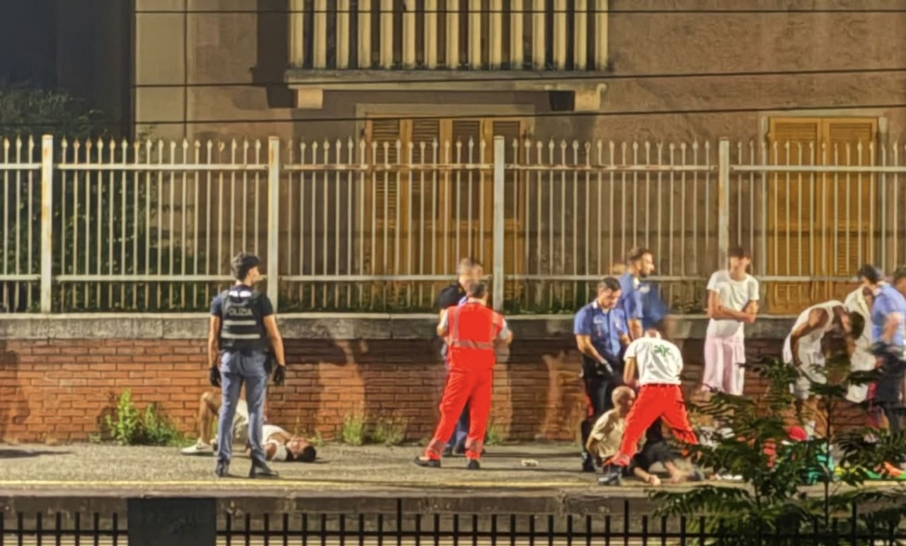 Fatti scendere dal treno, lanciano sassi contro la stazione di Rapallo