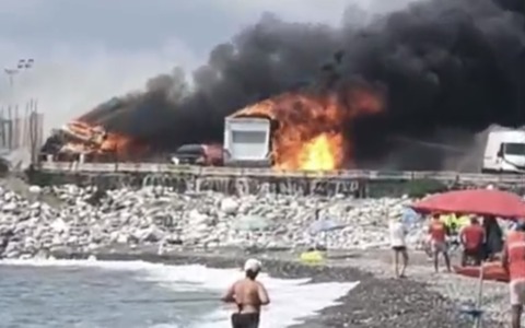 Incendio in Colmatina a Chiavari, bruciano mezzi