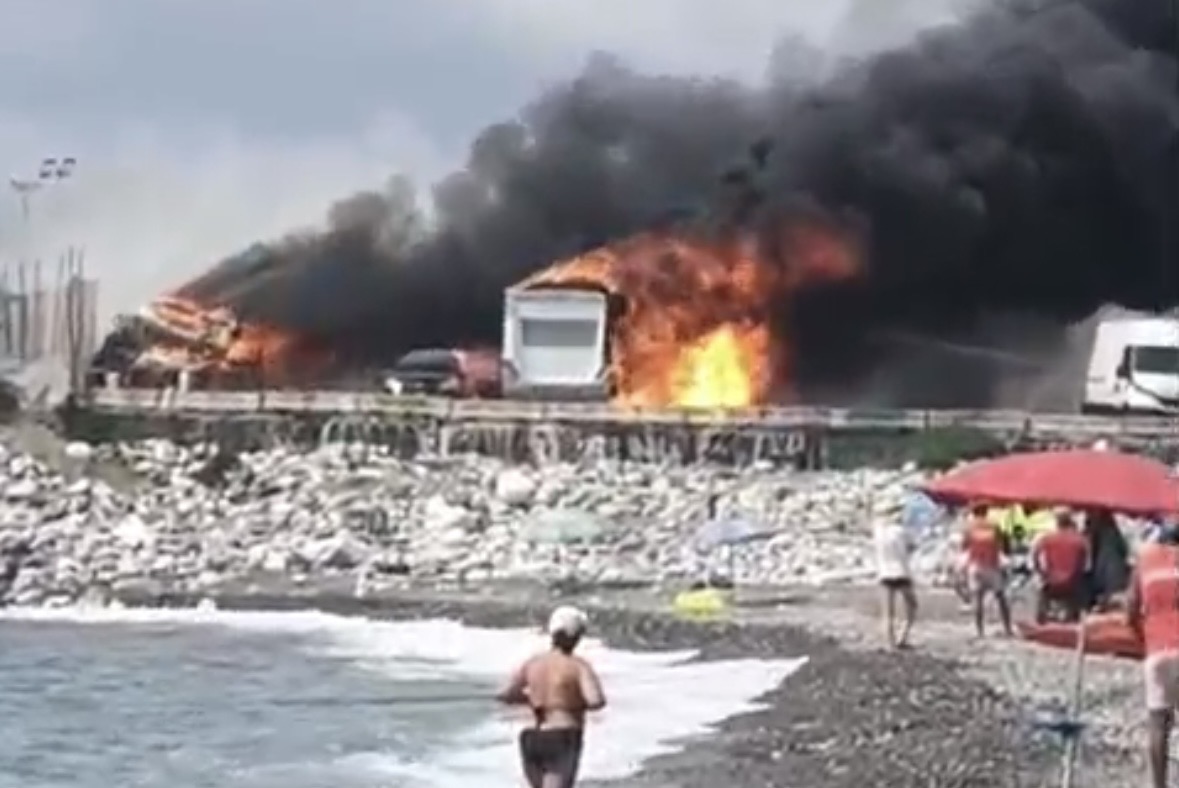 Incendio in Colmatina a Chiavari, bruciano mezzi