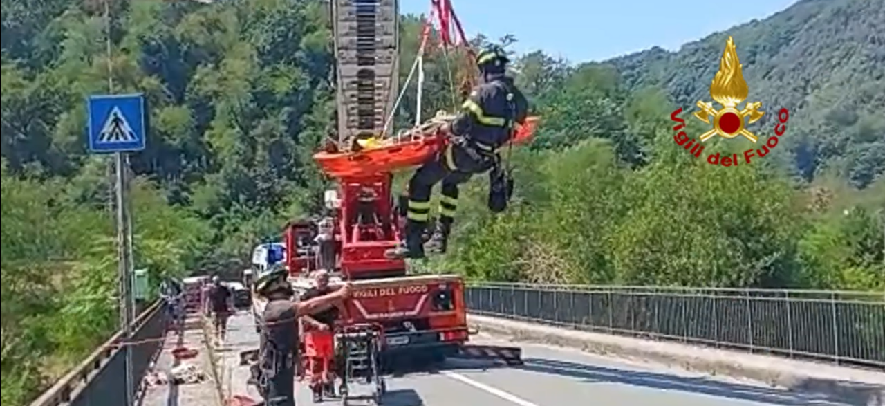 Parapendista precipita nel greto del fiume Entella