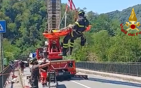 Parapendista precipita nel greto del fiume Entella