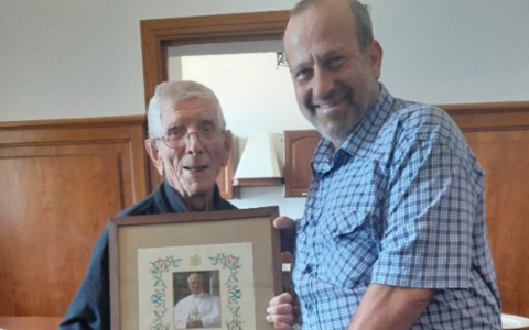 A Padre Costanzo Milesi una pergamena con la benedizione di Papa Leone XIV
