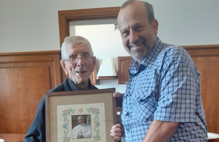 A Padre Costanzo Milesi una pergamena con la benedizione di Papa Leone XIV