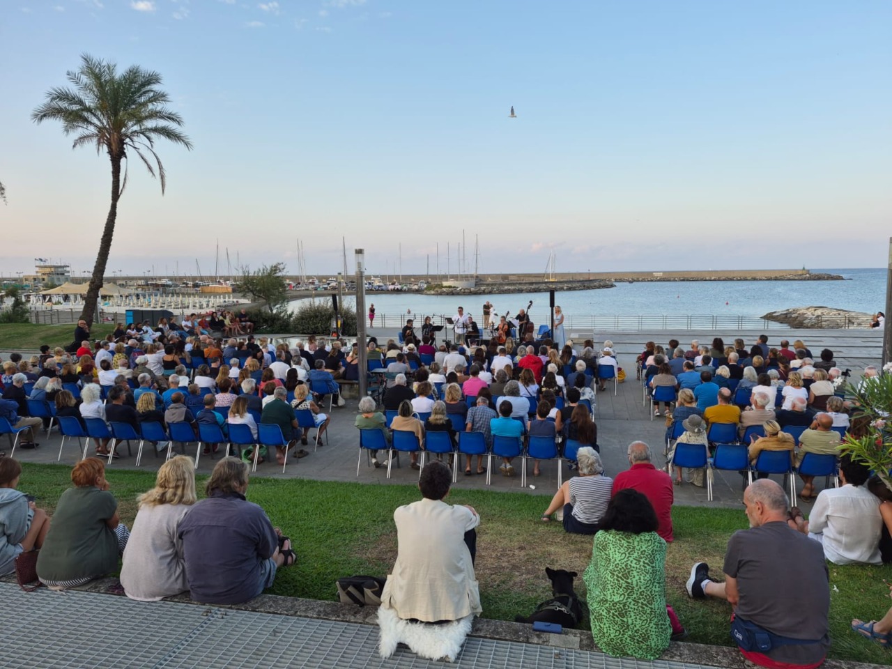 Oltre 200 persone all’alba sul lungomare di Chiavari per l’emozionante saluto del Festival Lirico