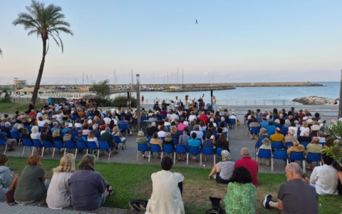 Oltre 200 persone all’alba sul lungomare di Chiavari per l’emozionante saluto del Festival Lirico