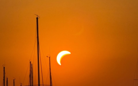 Tutti col naso all’insù per l’eclissi di Sole