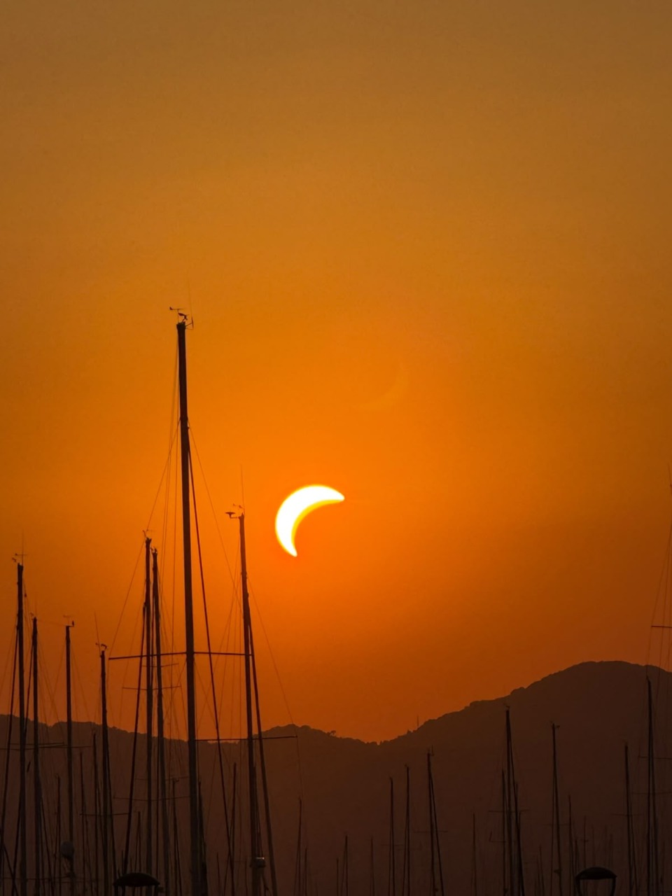 Tutti col naso all’insù per l’eclissi di Sole