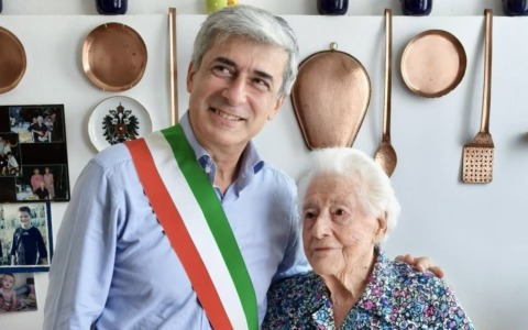 106 candeline sulla torta per Giovanna Oliva