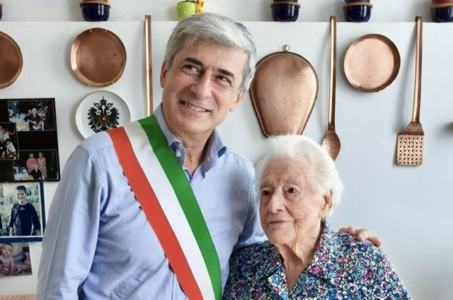 106 candeline sulla torta per Giovanna Oliva