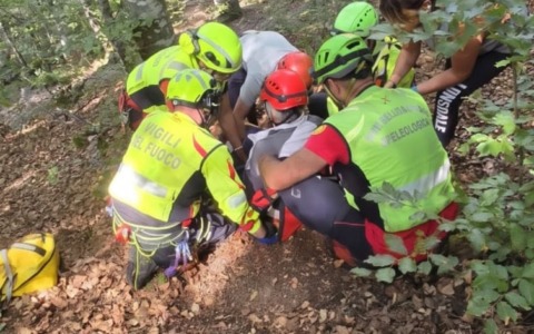Distorsione alla caviglia, fungaiola soccorsa alle Casermette del Penna