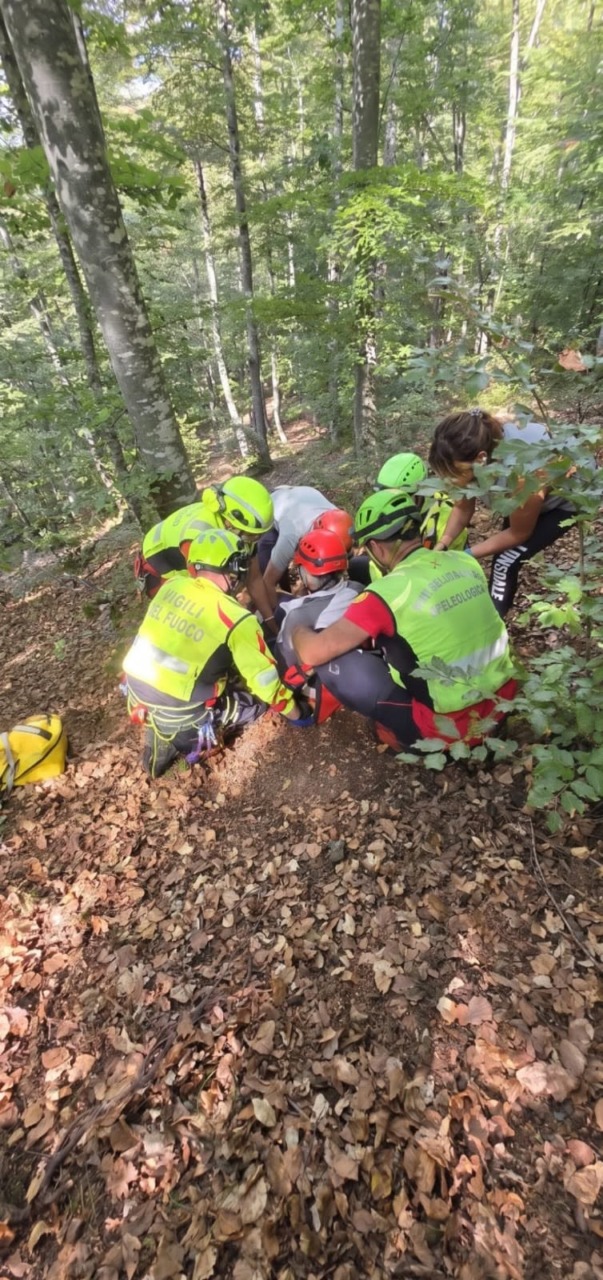 Distorsione alla caviglia, fungaiola soccorsa alle Casermette del Penna