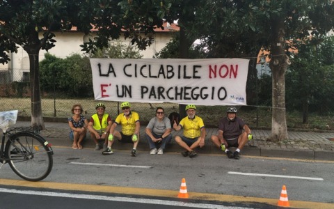 Sestri, protesta sulla ciclabile: “La ciclabile non è un parcheggio”