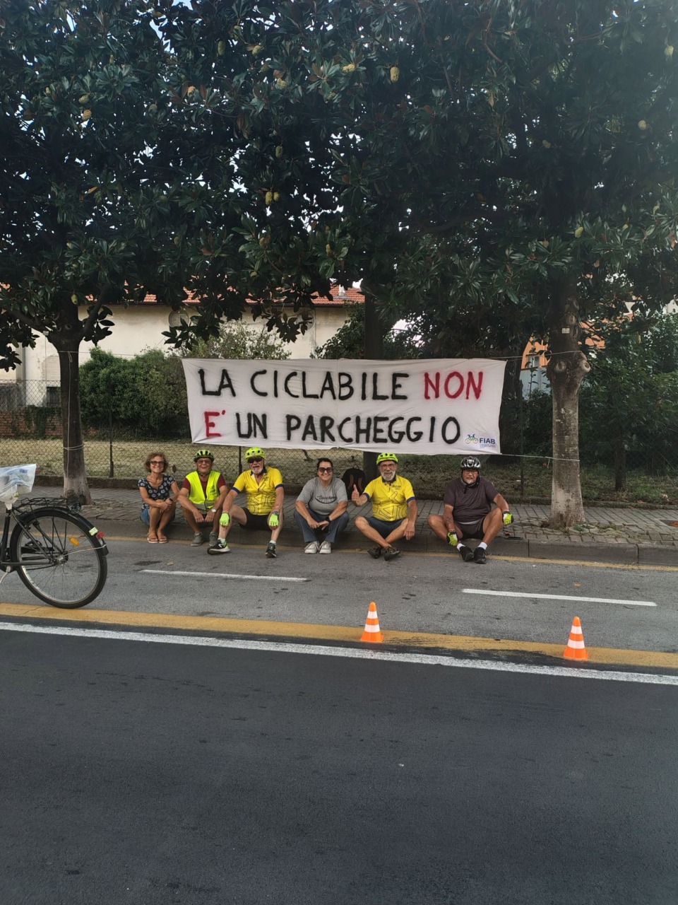 Sestri, protesta sulla ciclabile: “La ciclabile non è un parcheggio”