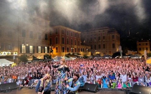 Cristina D’Avena in concerto a Chiavari: piazza Matteotti gremita