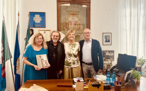 Carlo Tedeschi torna a Rapallo, visita in Comune prima di “Chiara di Dio”