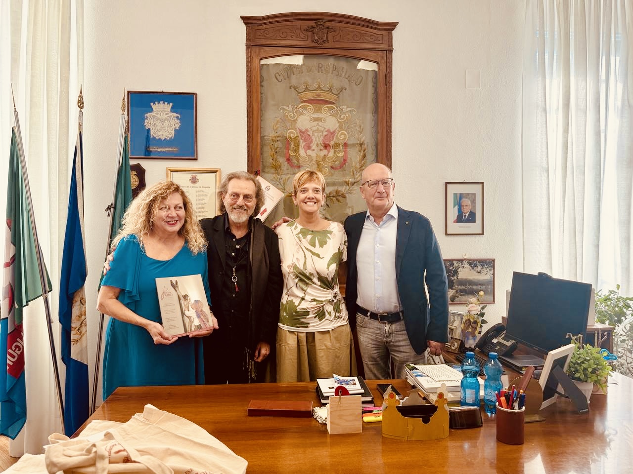 Carlo Tedeschi torna a Rapallo, visita in Comune prima di “Chiara di Dio”