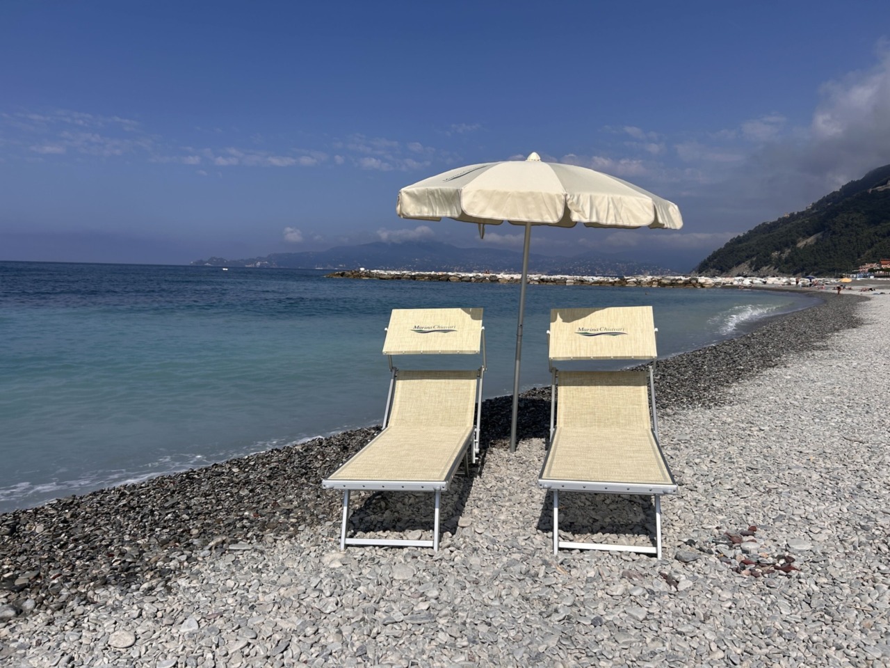 Chiavari, ombrelloni e lettini a noleggio fino a novembre sulla spiaggia di Marina Giulia