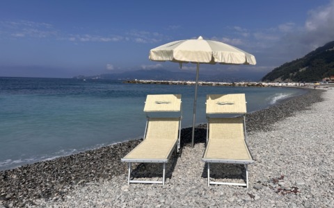 Chiavari, ombrelloni e lettini a noleggio fino a novembre sulla spiaggia di Marina Giulia