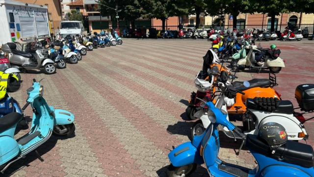 Oltre cento Vespe in raduno a Sestri Levante